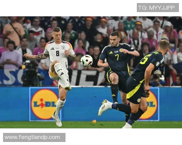 全球十大足球巨星高清照片，展现传奇球员风采与精彩瞬间