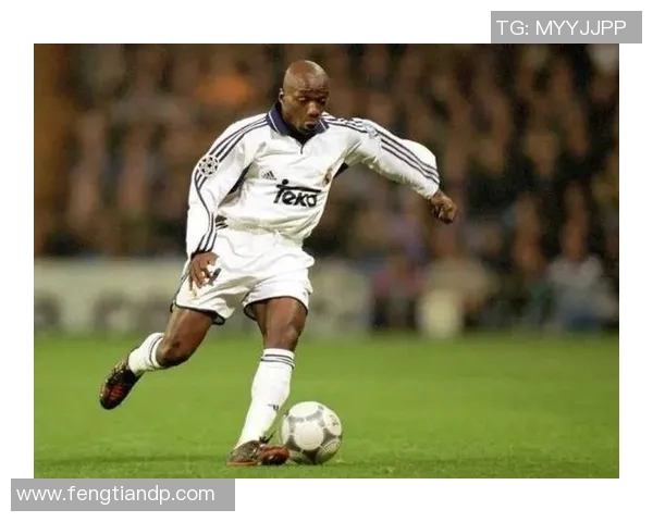 足球球星背影独特魅力展现个性与力量感让人无法忽视的瞬间